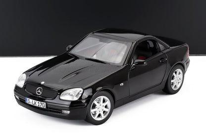 Coche modelo Mercedes-Benz SLK negro sobre superficie blanca, disponible en la plataforma Vroomi.