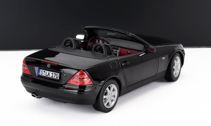 Modelo de coche Mercedes descapotable negro con interior rojo, disponible en la plataforma Vroomi.