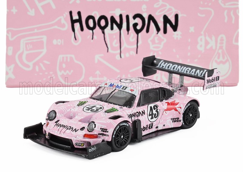 Modelo de coche de carreras Porsche Hoonigan rosa con ruedas negras y adhesivos de carreras, expuesto con un fondo a juego, disponible en Vroomi.