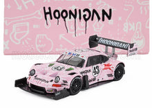 Modelo de coche de carreras Porsche Hoonigan rosa con ruedas negras y adhesivos de carreras, expuesto con un fondo a juego, disponible en Vroomi.