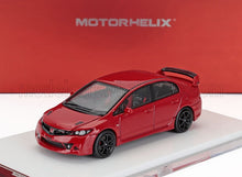 Modelo de coche Honda Civic Type R rojo de Motorhelix sobre un expositor blanco, disponible en Vroomi.