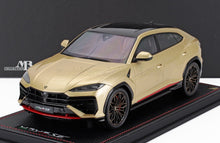 Maqueta de coche Lamborghini Urus SE dorado a escala 1:18 con soporte de exposición, ya disponible para coleccionistas.