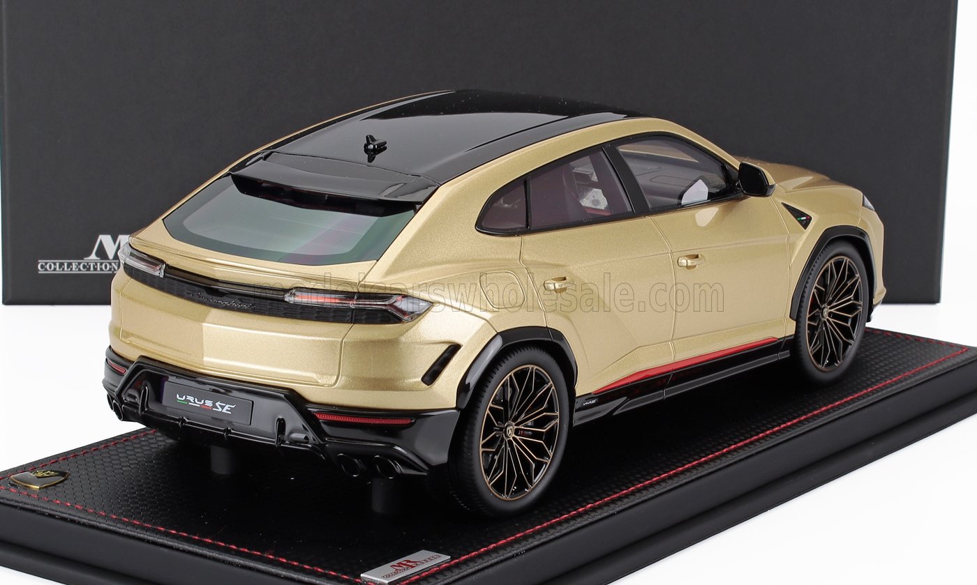 Maqueta de coche Lamborghini Urus SE dorado a escala 1:18 con base de exposición, réplica coleccionable ya disponible.