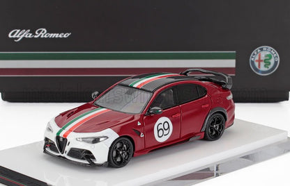 Modelo de coche de carreras Alfa Romeo rojo y blanco con el número 69 y franjas con la bandera italiana, presentado en Vroomi.