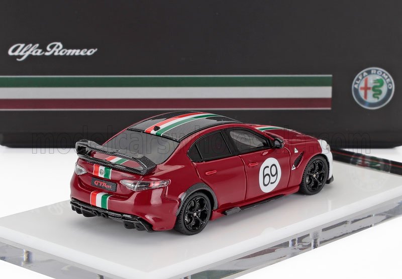 Modelo de coche Alfa Romeo Giulia rojo con franjas de carreras y el número 69, disponible en la plataforma Vroomi.
