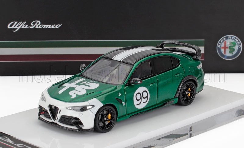 Modelo de coche de carreras Alfa Romeo Giulia verde con el número 99 y detalles de fibra de carbono, disponible en Vroomi.