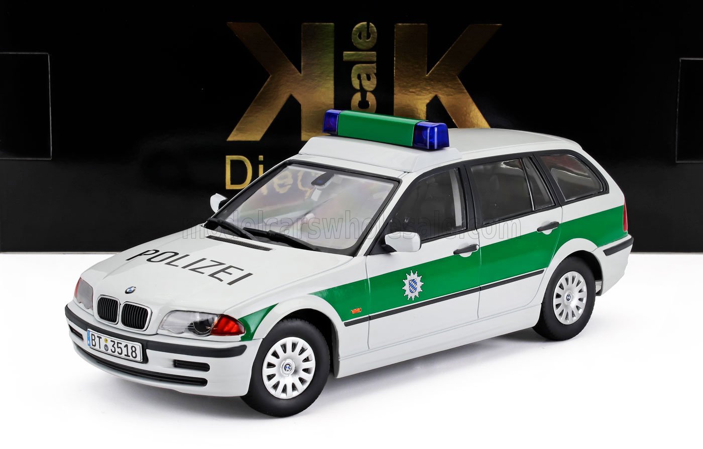 Modelo de furgoneta policial BMW blanca y verde con luces azules, disponible a través de Vroomi.