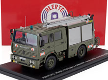 Maqueta a escala de un camión de bomberos Renault de color verde oliva expuesta sobre una base negra, disponible en Vroomi.