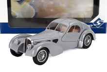 Coche de juguete Bugatti vintage gris con llantas de radios detalladas e interior rojo, disponible en Vroomi.