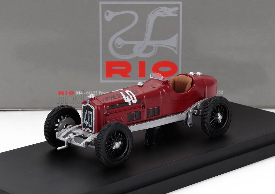 Modelo de coche de carreras vintage rojo con el número 40 sobre fondo negro, disponible en la plataforma Vroomi.