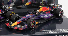RED BULL - SET 2X F1 RB19 TEAM ORACLE RED BULL RACING N 1 CAMPEON DEL MUNDO GANADOR LAS VEGAS USA GP 2023 MAX VERSTAPPEN + N 11 3º LAS VEGAS USA GP 2023 SERGIO PEREZ - PURPLE YELLOW RED