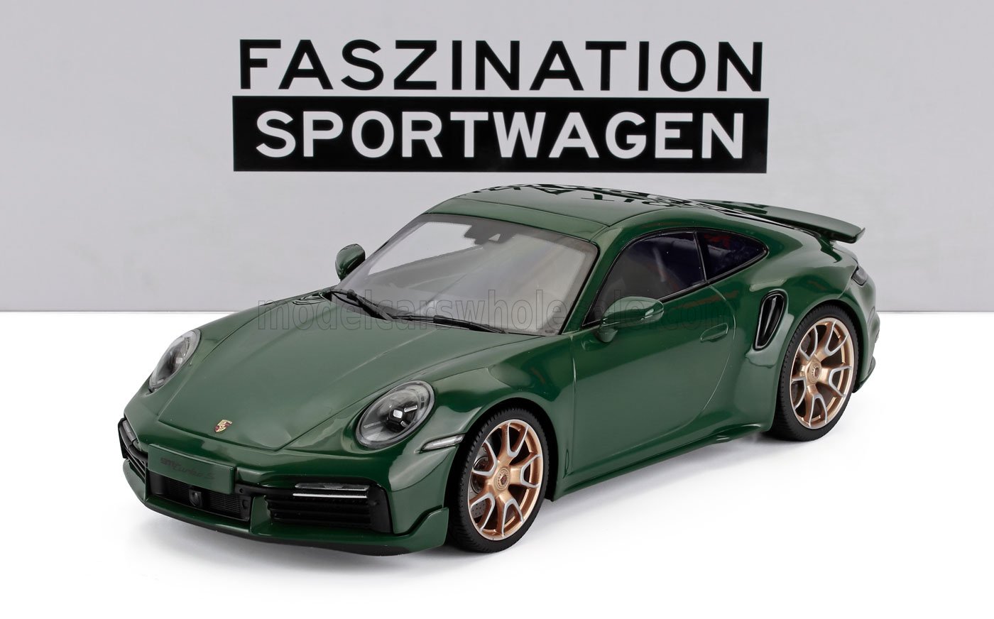 Modelo de coche deportivo Porsche 911 Turbo S verde con llantas de bronce, presentado por Faszination Sportwagen y disponible a través de Vroomi.
