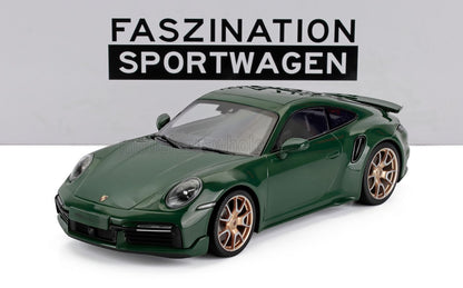 Modelo de coche deportivo Porsche 911 Turbo S verde con llantas de bronce, presentado por Faszination Sportwagen y disponible a través de Vroomi.