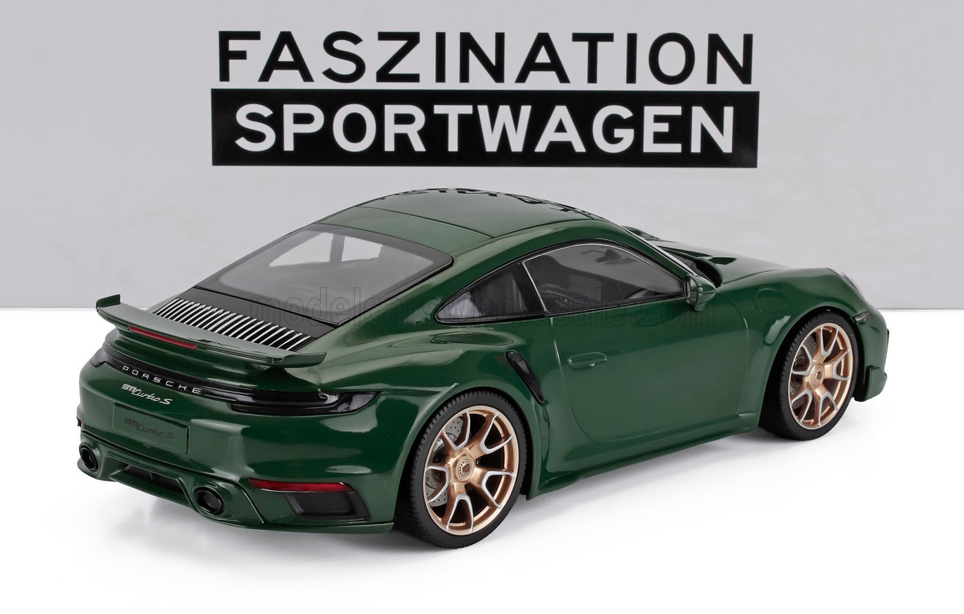 Modelo de coche Porsche 911 Turbo S verde con llantas doradas, modelo deportivo disponible en Vroomi.