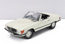 Maqueta a escala de un Mercedes-Benz SL descapotable blanco con interior negro, réplica coleccionable ya disponible online.