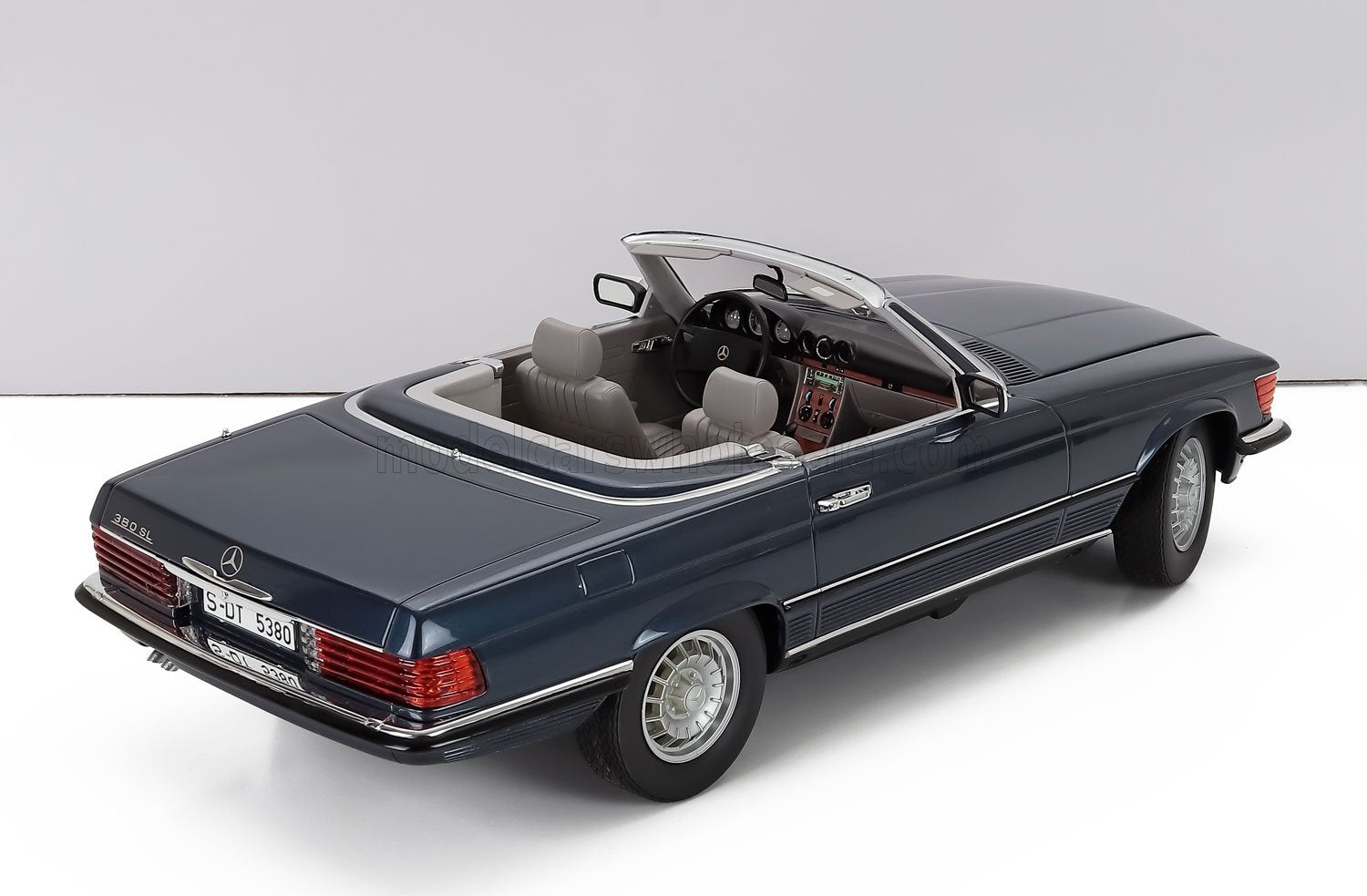 Modelo a escala detallado del Mercedes 380SL descapotable azul, réplica de coleccionista disponible en línea.