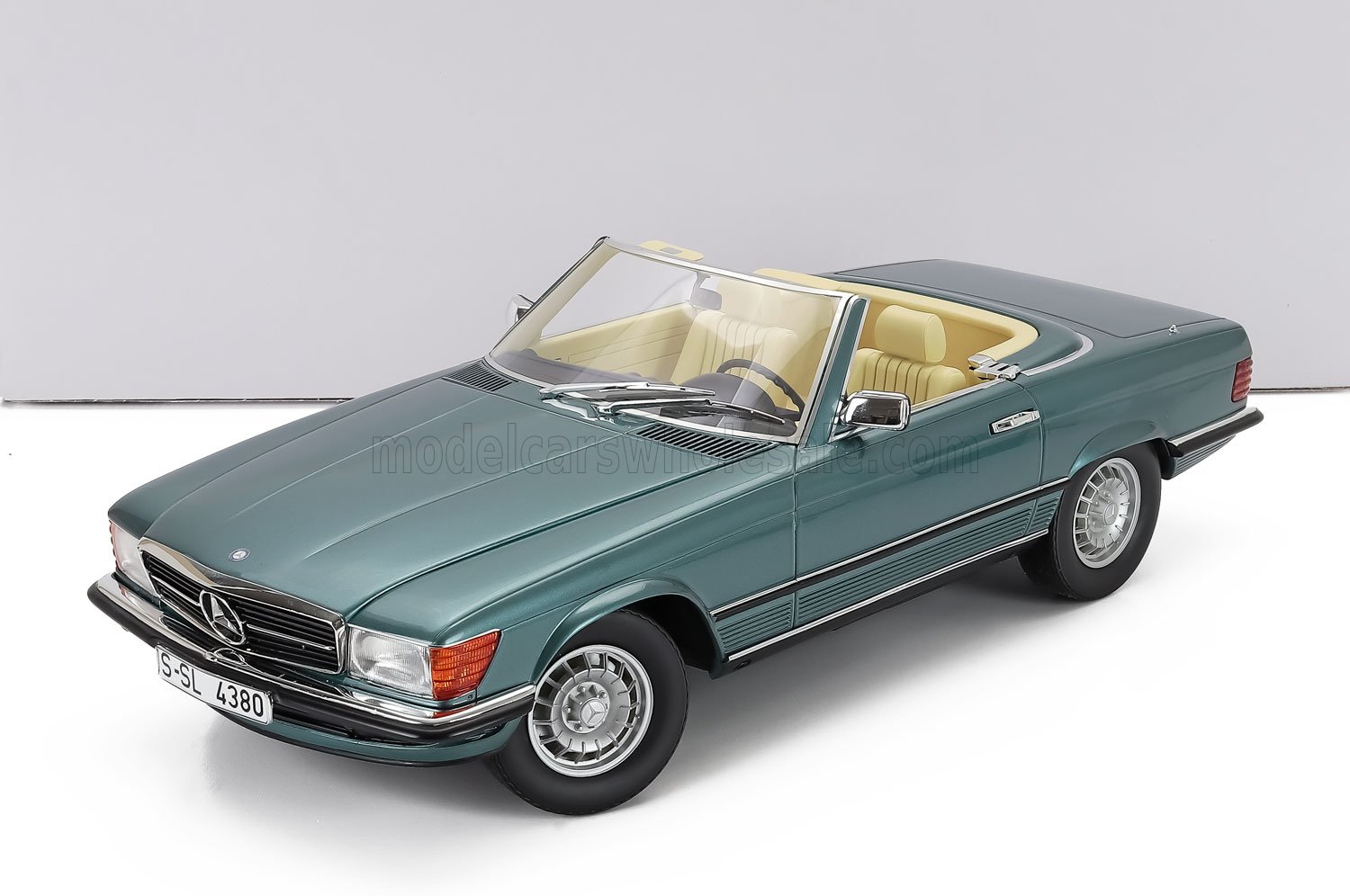Maqueta clásica verde de Mercedes-Benz descapotable con interior marrón claro, modelo coleccionable ya disponible.