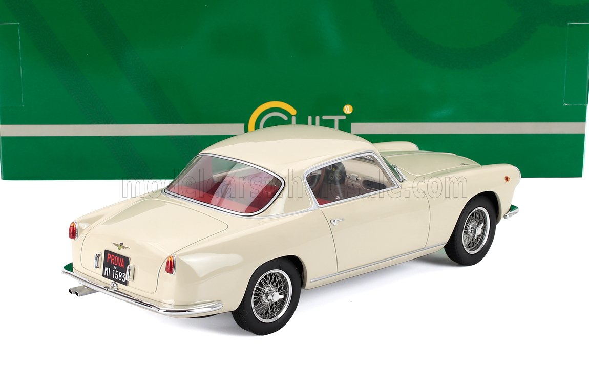 Modelo clásico de coche en escala 1/18 para coleccionistas con ruedas de radios, actualmente a la venta en Vroomi.