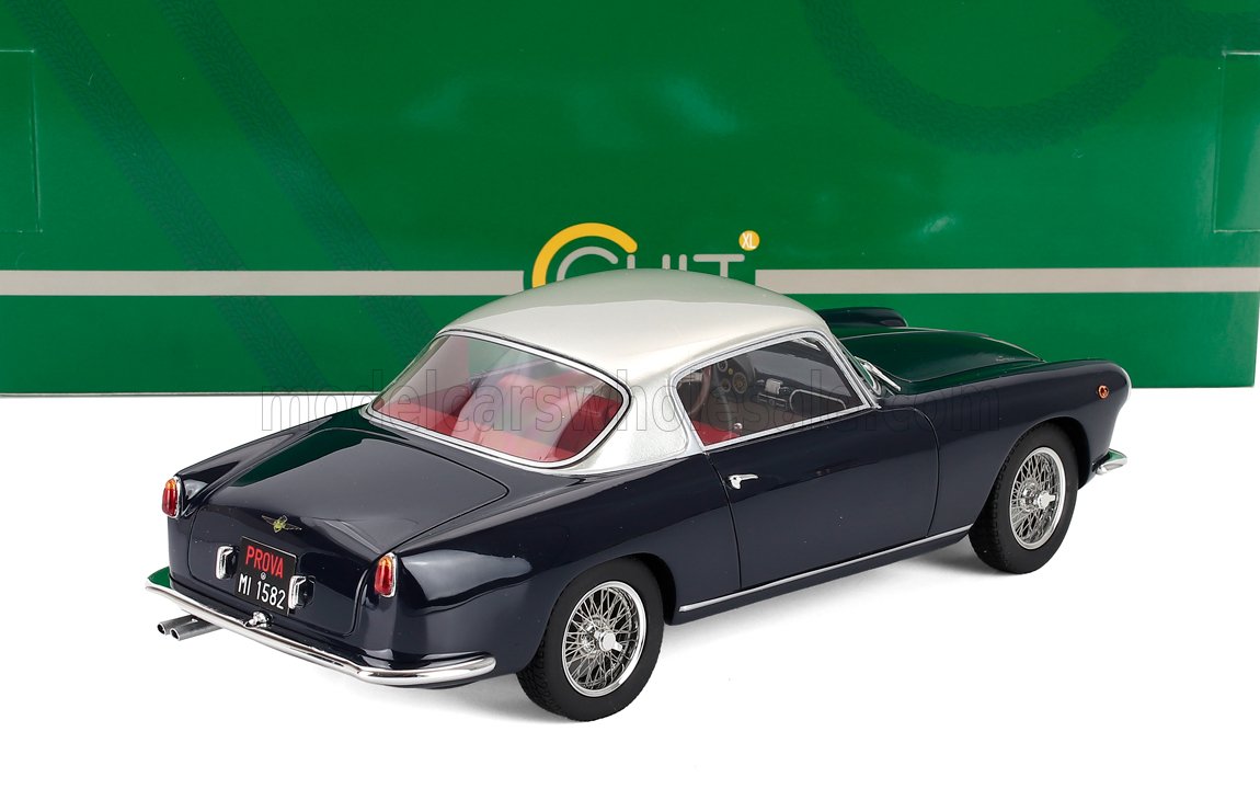 Modelo clásico a escala 1/18 con carrocería azul marino, techo blanco y detalles cromados, disponible online en Vroomi.