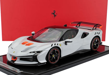 Maqueta de coche Ferrari blanco con detalles en naranja, réplica coleccionable disponible online en Vroomi.