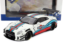 Modelo a escala 1:18 del Nissan GT-R con decoración Martini y alerón grande, disponible en línea.