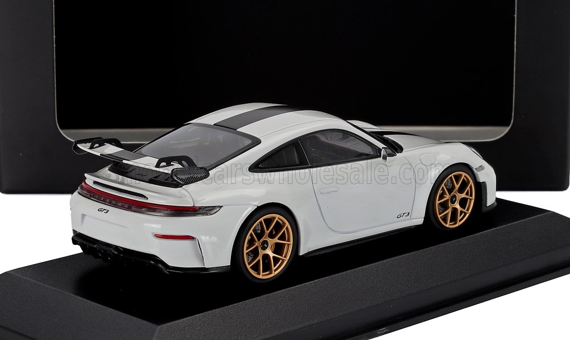 Maqueta a escala de un Porsche 911 GT3 blanco con franja negra y llantas doradas, expuesta sobre un soporte negro, disponible en Vroomi.