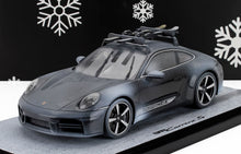 PORSCHE - 911 992-2 CARRERA S COUPE 2024 - EDICIÓN NAVIDAD 2025 CON EFECTO ESQUI Y NIEVE - CON VETRINA - CON VITRINA - NEGRO