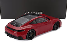 Modelo a escala del Porsche 911 Carrera GTS rojo con ruedas negras, ya disponible online.