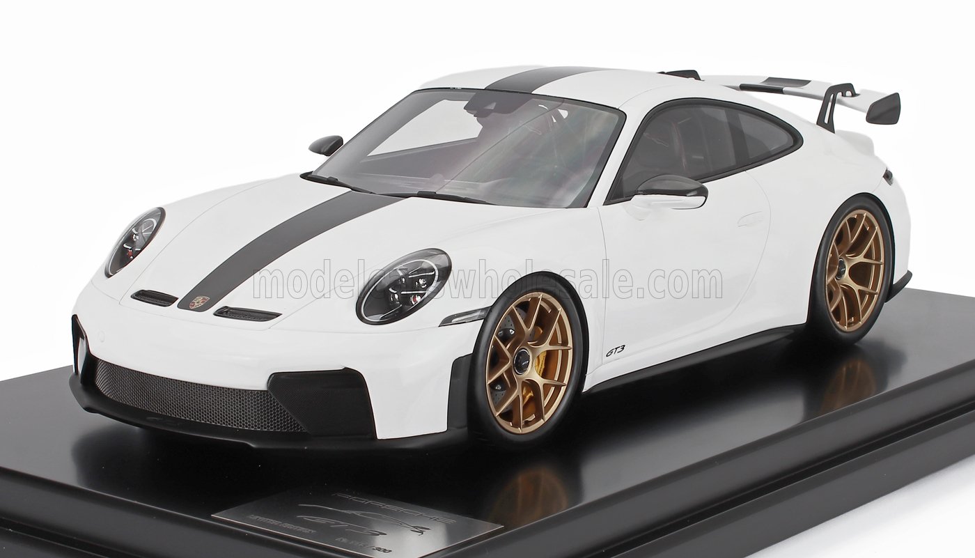 Modelo de coche Porsche GT3 blanco con franja negra y llantas de bronce expuesto sobre una base negra, ahora accesible a través de Vroomi.