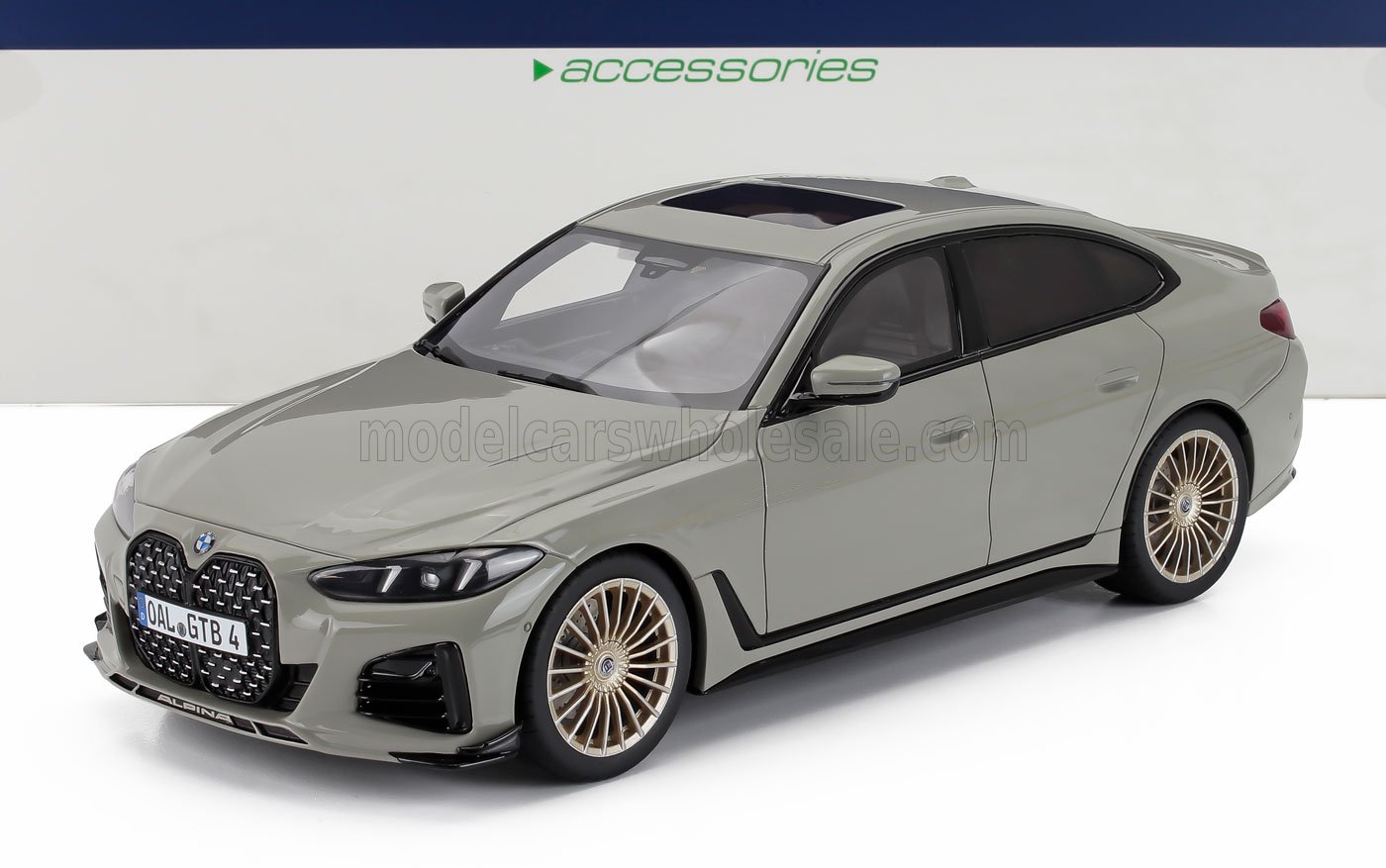 Coche en miniatura BMW Alpina a escala 1:18 en color gris con llantas doradas, disponible en Vroomi.