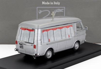Furgoneta funeraria modelo Silver con cortinas rojas y cruz en la parte superior, fabricada en Italia, disponible en Vroomi.
