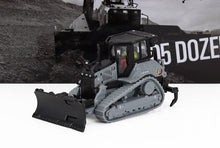 Maqueta a escala de la excavadora CAT D5 con orugas y pala detalladas, presentada en la plataforma Vroomi.