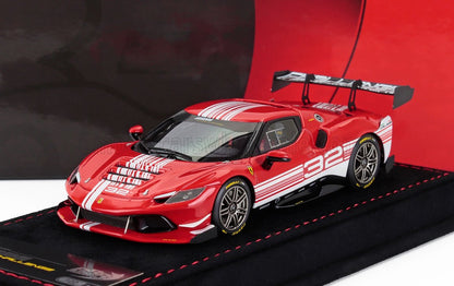 Coche de carreras Ferrari rojo a escala 1/18 con rayas blancas y el número 32, listo para pedir en Vroomi.
