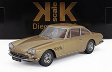 Coche clásico Ferrari 330 GT 2+2 dorado delante de la caja KK Scale, disponible en Vroomi.
