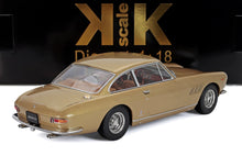 Primer plano del modelo a escala 1:18 del Ferrari 330 GT 2+2 dorado, disponible en la plataforma Vroomi.
