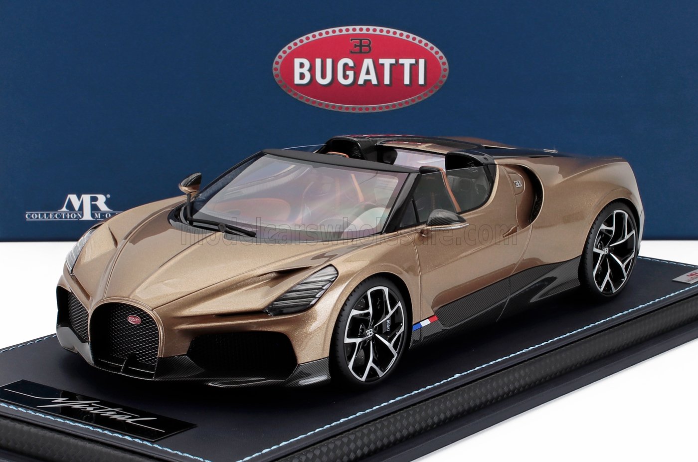 Modelo de coche Bugatti de bronce a escala 1/18, disponible ahora para su compra en Vroomi.