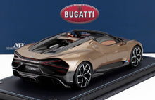 Maqueta de coche Bugatti Mistral dorada con detalles en negro, disponible para coleccionistas en Vroomi.