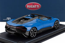 Maqueta de coche Bugatti azul en expositor, coleccionable y disponible para su compra en Vroomi.