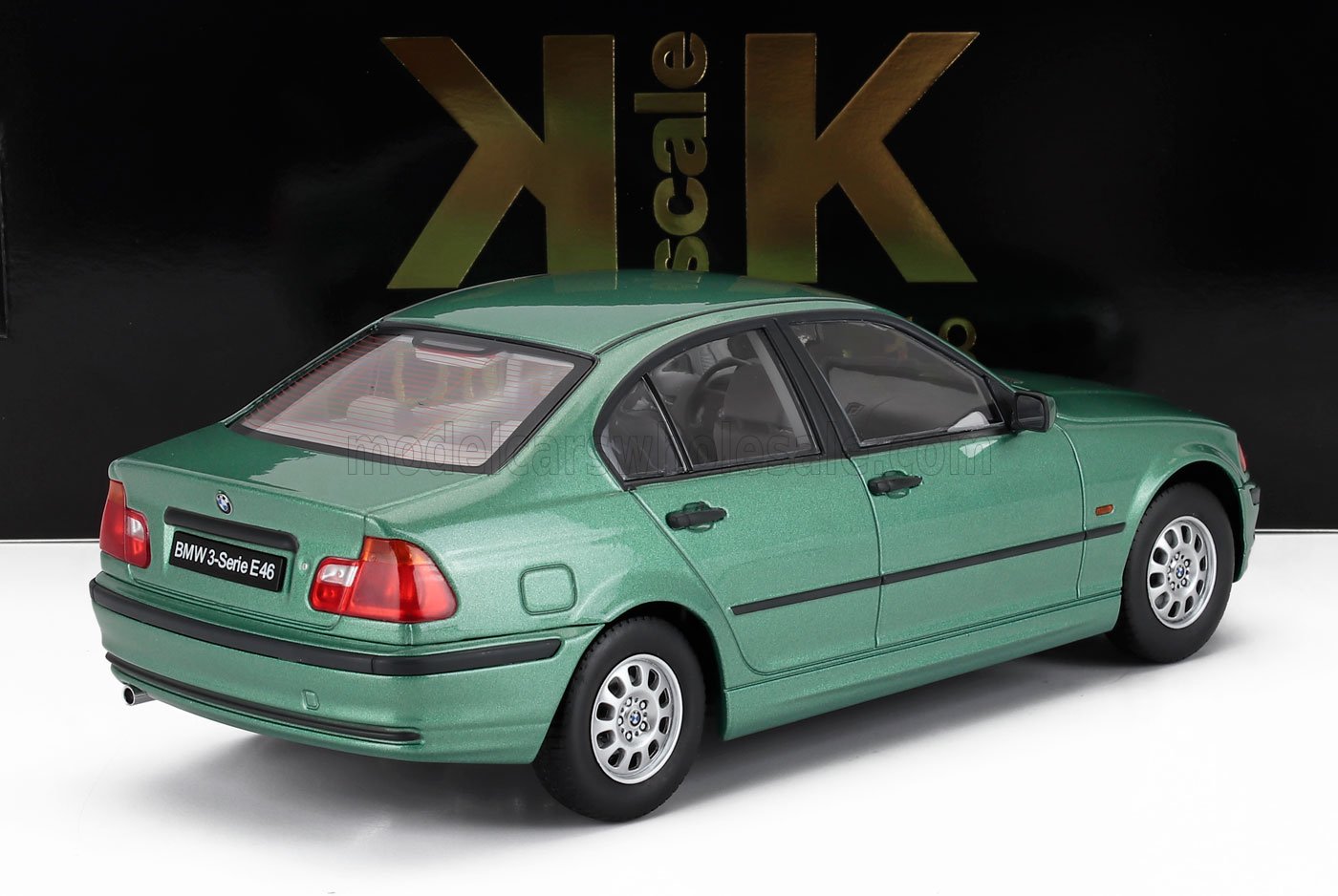 Coche de juguete BMW Serie 3 E46 verde en vista trasera, modelo coleccionable a escala realista ahora disponible en Vroomi.