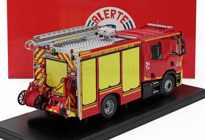 Maqueta detallada a escala del camión de bomberos francés rojo y amarillo Sapeurs-Pompiers de la Côte-d'Or, disponible en Vroomi.