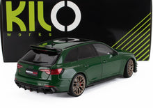 Modelo de coche Audi verde con kit Darwin Pro y llantas de bronce, expuesto con la marca Kilo Works, vendido en Vroomi.