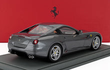 Maqueta de Ferrari gris a escala 1/18 con interior rojo, ya disponible para coleccionistas.