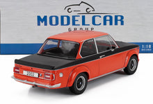Maqueta de coche BMW 2002 Turbo a escala 1:18, fabricada en metal fundido, en color rojo y negro, disponible en la tienda para coleccionistas Vroomi.