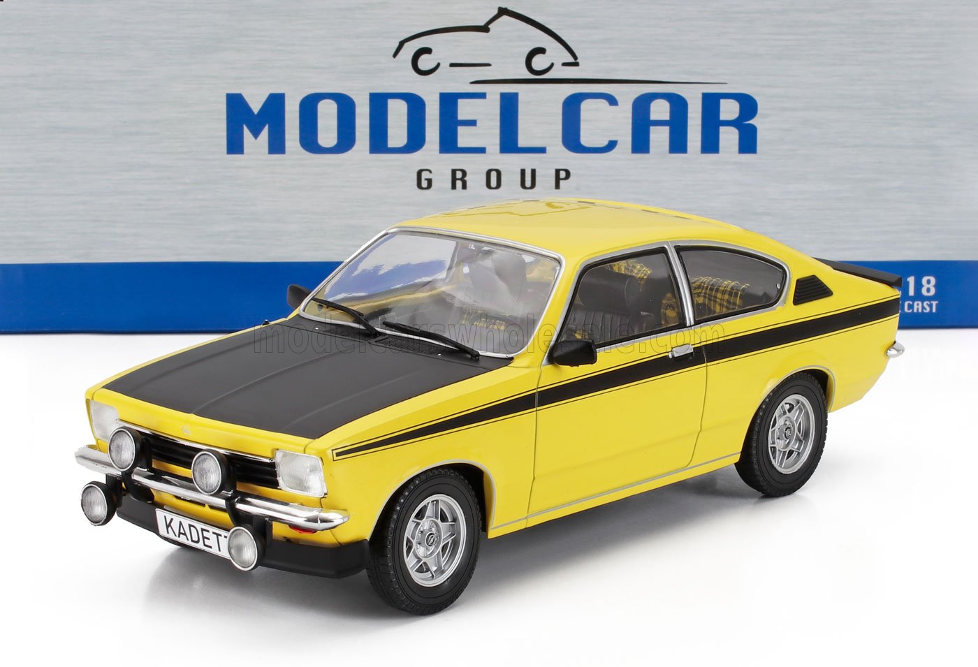 Maqueta a escala de un Opel Kadett amarillo con capó y franja negros, detallada y fabricada en metal fundido a escala 1/18, disponible en Vroomi.