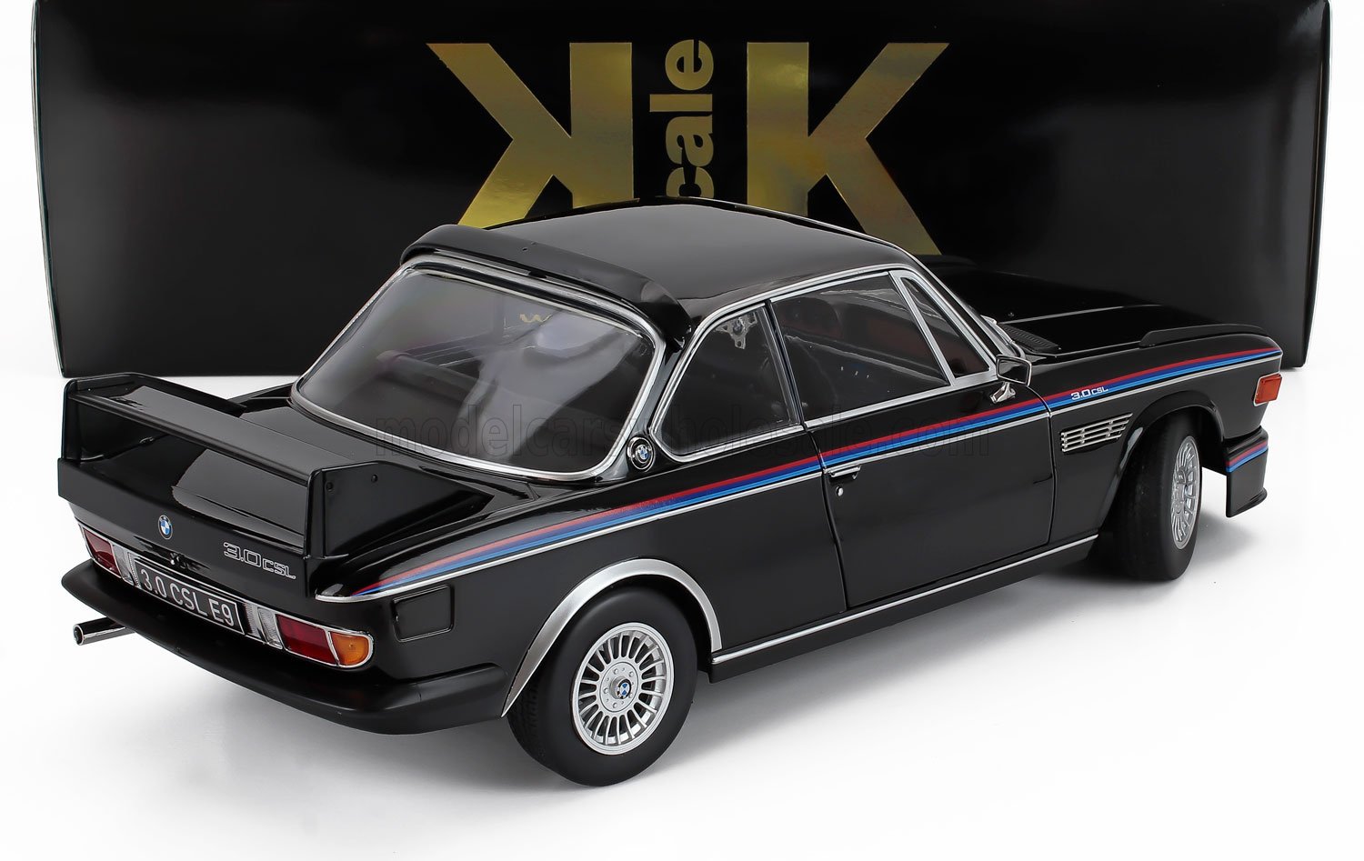 Coche clásico BMW 3.0 CSL coupé negro con alerón y franjas deportivas disponible en Vroomi.