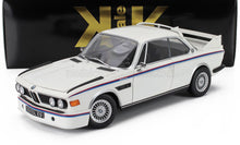 Coche de juguete BMW 3.0 CSL E9 blanco con franjas de carreras y alerón trasero, disponible en Vroomi.