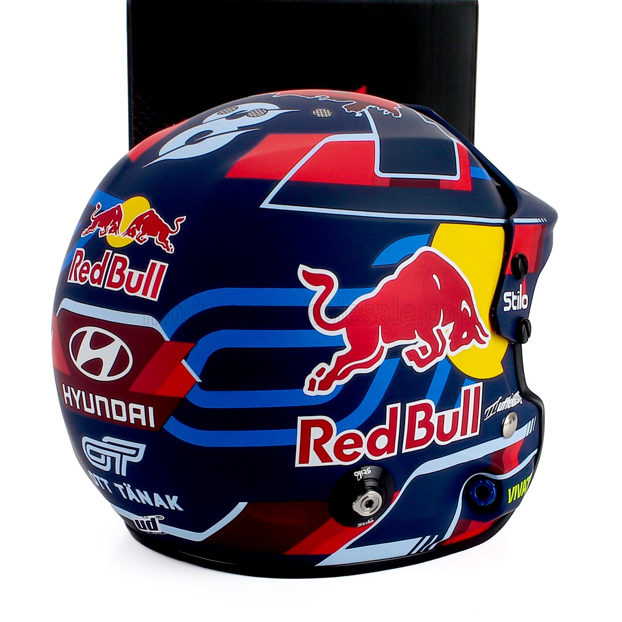 Casco Red Bull Blue Red Bull con los logotipos Hyundai motorsport, disponible para comprar en Vroomi.