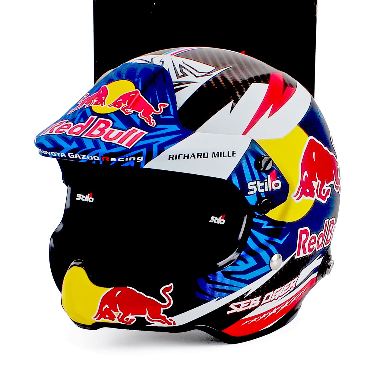 Casco Red Bull de colores vivos con logotipos de patrocinadores, pieza de colección ahora disponible en Vroomi.