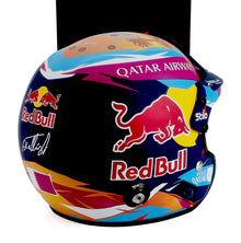 Casco Red Bull de colores vivos con los logotipos de Qatar Airways y los patrocinadores, artículo coleccionable ya disponible en línea.