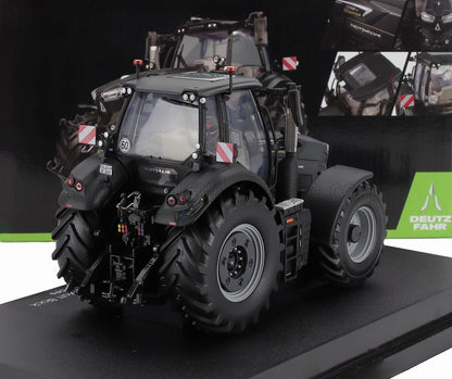 Primer plano de un detallado modelo a escala de tractor Deutz-Fahr en negro, fabricado en metal fundido, sobre un soporte de exposición, disponible en Vroomi.